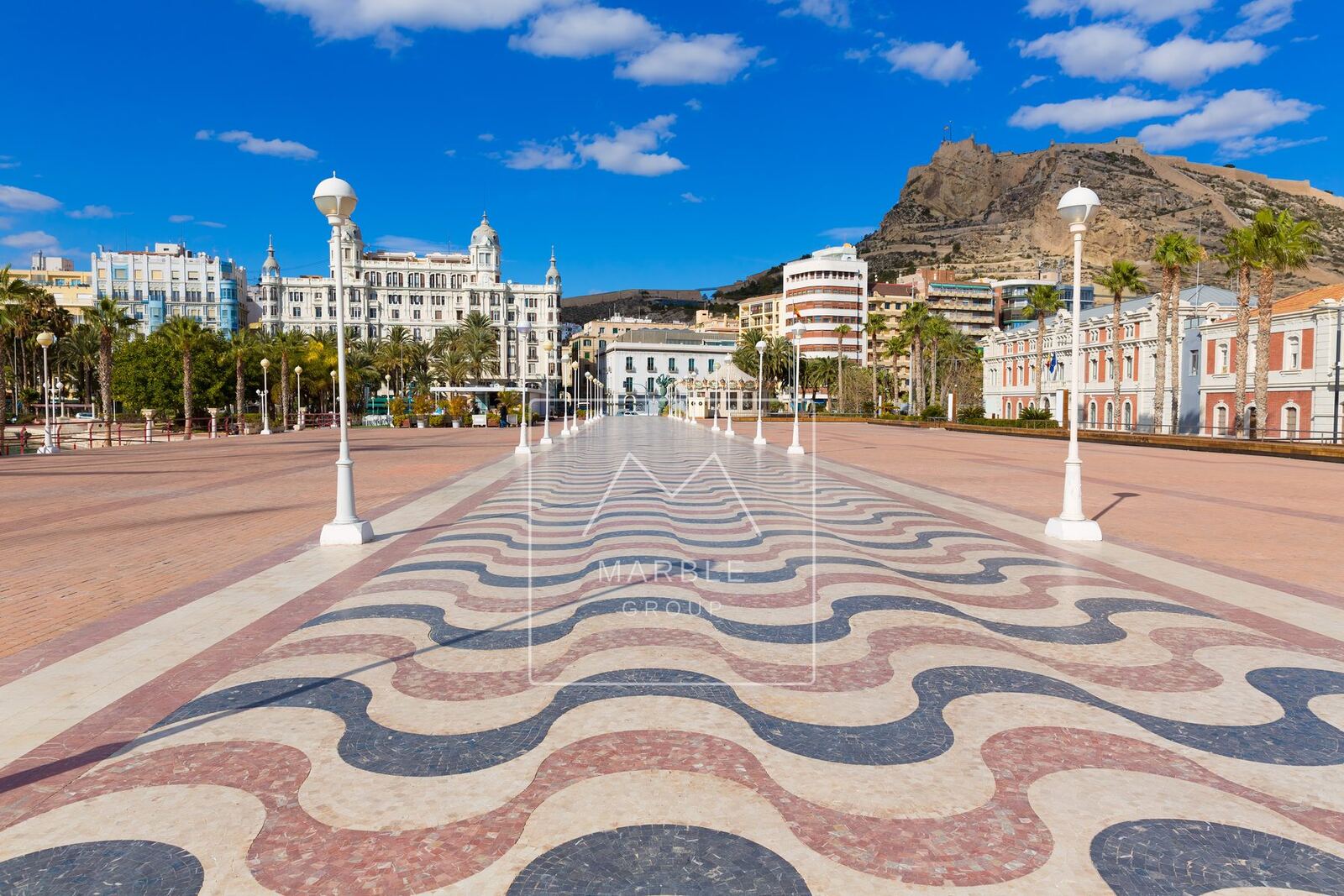 Promenade d'Alicante avec le château de Santa Bárbara, Costa Blanca