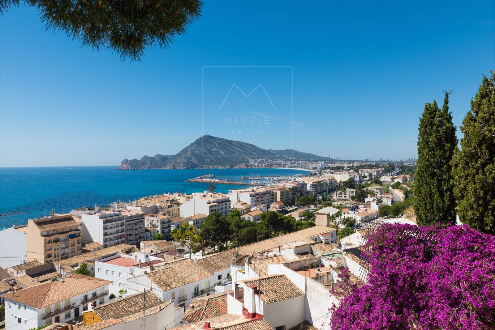 Village de la Costa Blanca au coucher du soleil avec le rocher d'Ifach